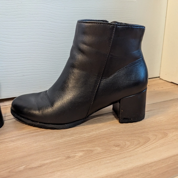 Almost New Naturalizer Bay Weatherproof Bootie Black size Women's 8W - Picture 3 of 9